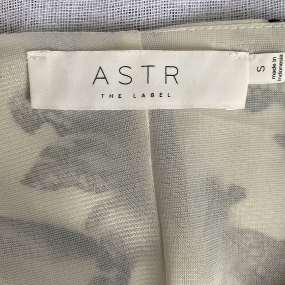 NWOT ASTR The Label mini dress with v-neck and statement sleeves. - Picture 14 of 16